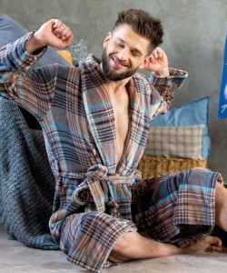 Довгий чоловічий халат з оксамитового велюру в клітку з шалевим коміром Key MGL 421 B23 Довгий чоловічий халат з оксамитового велюру в клітку з шалевим коміром Key MGL 421 B23